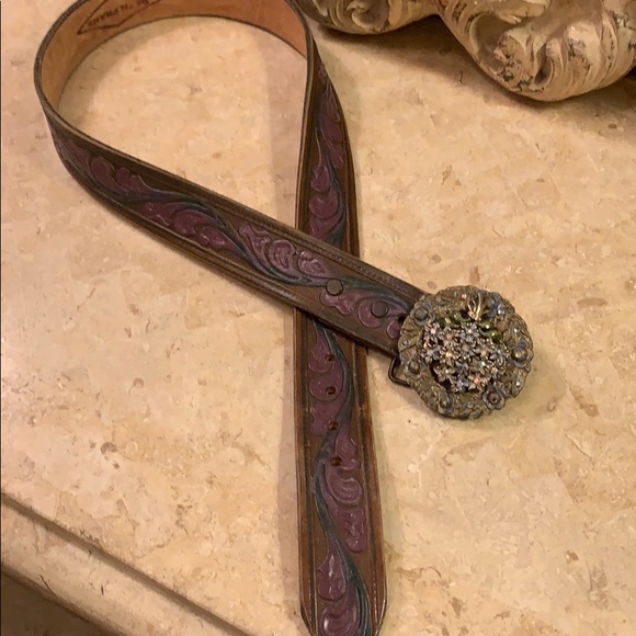 Gorgeous Beth Frank belt with flower accent buckle - Picture 7 of 8